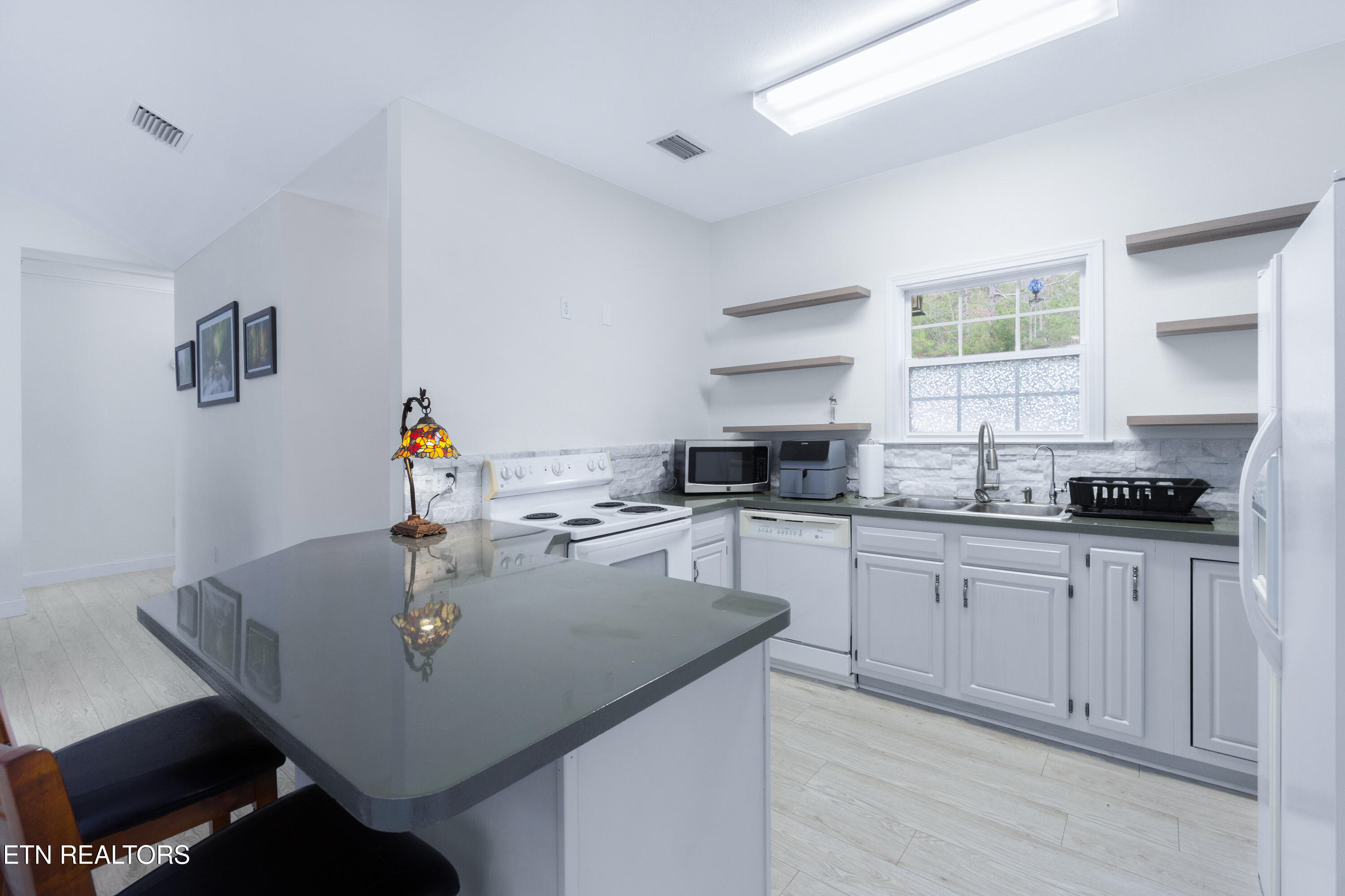 127 Pine Loop Drive Madisonville, TN 37354 - Photo 14 of 39 127 Pine Loop Dr-9