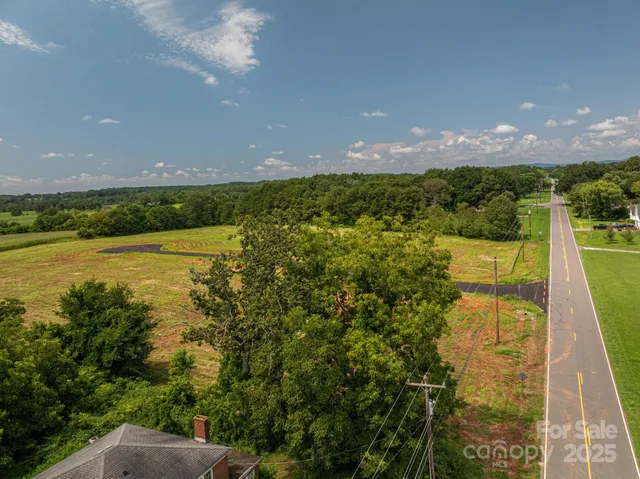 a view of a yard with a house