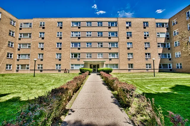 $105,900 | 6161 North Hoyne Avenue, Unit 414, Chicago, IL 60659