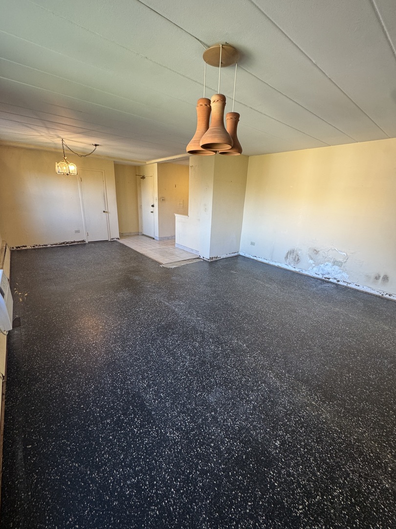 6161 North Hoyne Avenue, Unit 414 Chicago, IL 60659 - Photo 5 of 11 a view of a garage