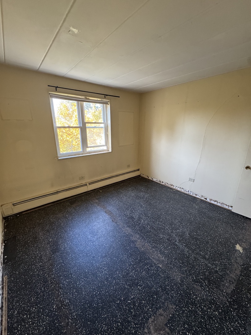 6161 North Hoyne Avenue, Unit 414 Chicago, IL 60659 - Photo 10 of 11 an empty room with a window