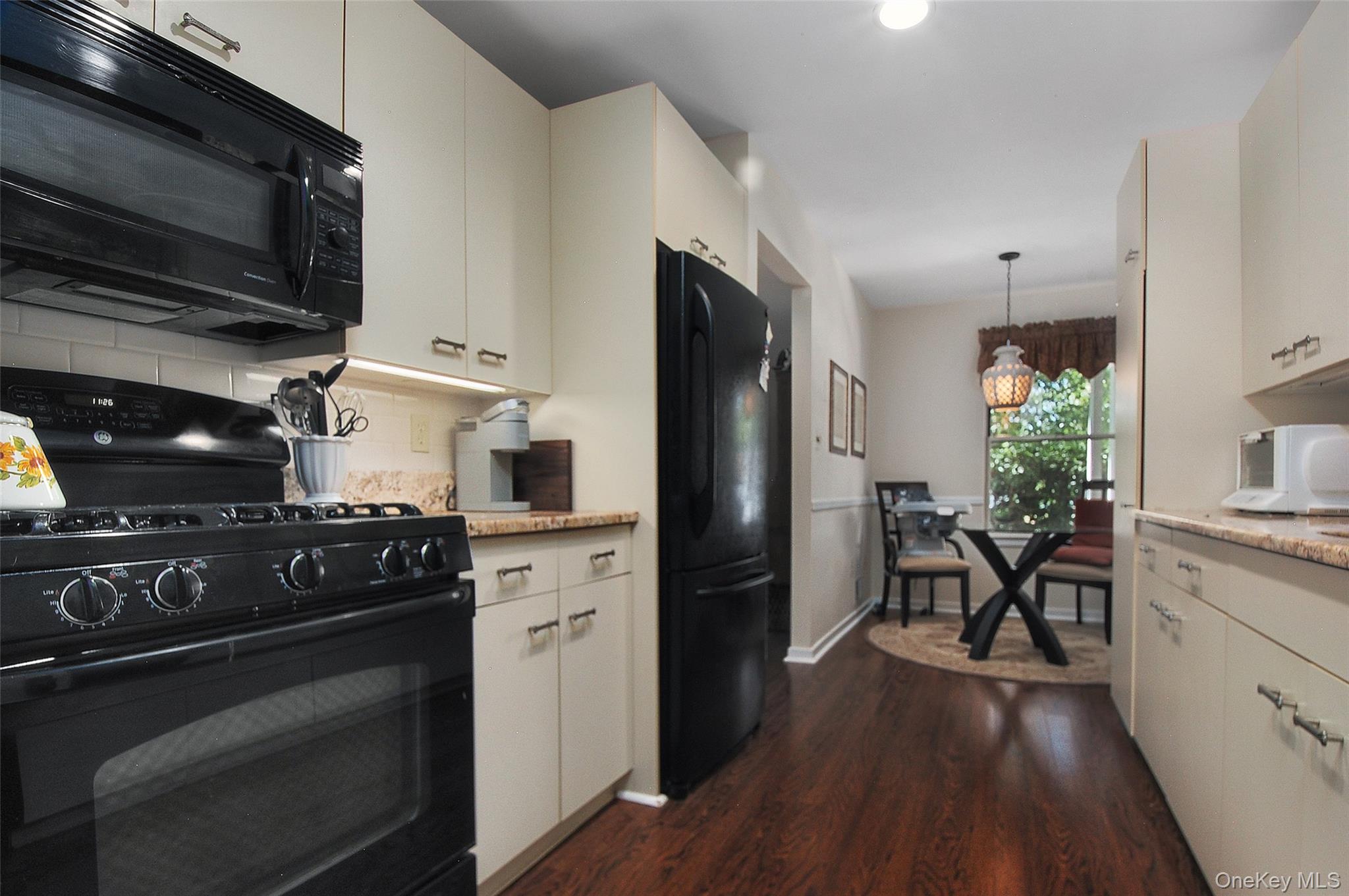 407 Arlin Road, Unit 407 Monroe, NY 10950 - Photo 13 of 33 Eat-in-kitchen w/ granite tops!