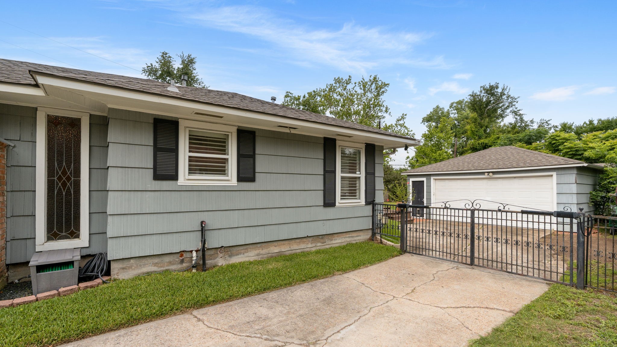 1115 Woodhill Road Houston, TX 77008 - Photo 17 of 29 Driveway features an electric gate leading to oversized 2 car garage. Garage has 220V for EV charging, washer/dryer.