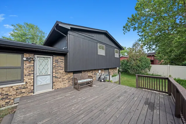 a view of a back yard