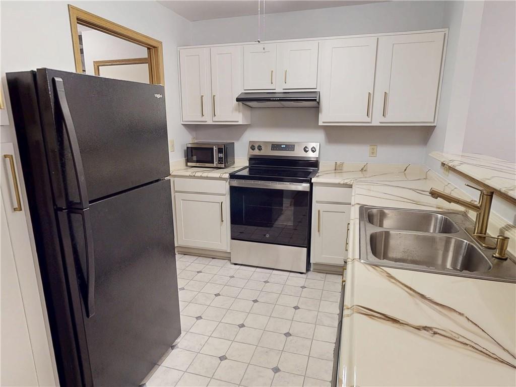 502 Brookstone Court Butler, PA 16001 - Photo 9 of 16 Kitchen