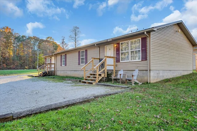a view of a house with backyard