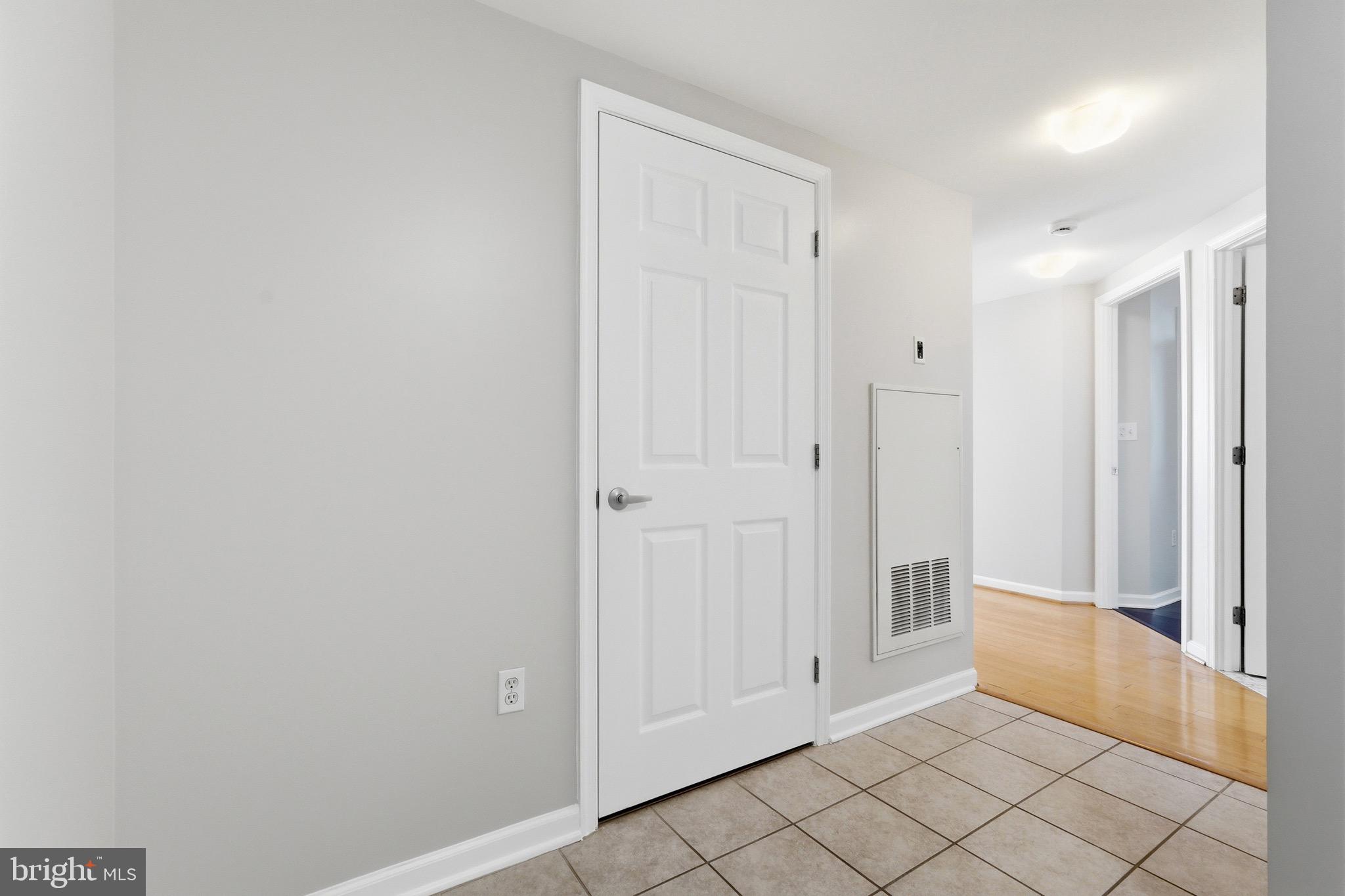 2726 Gallows Road, Unit 1108 Vienna, VA 22180 - Photo 4 of 27