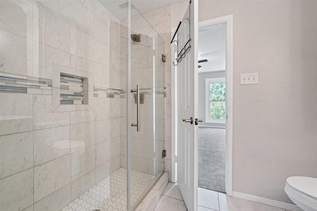 1201 Robbins Road Athens, TX 75751 - Photo 31 of 40 2nd Floor- Left Side Jack / Jill Style Bathroom