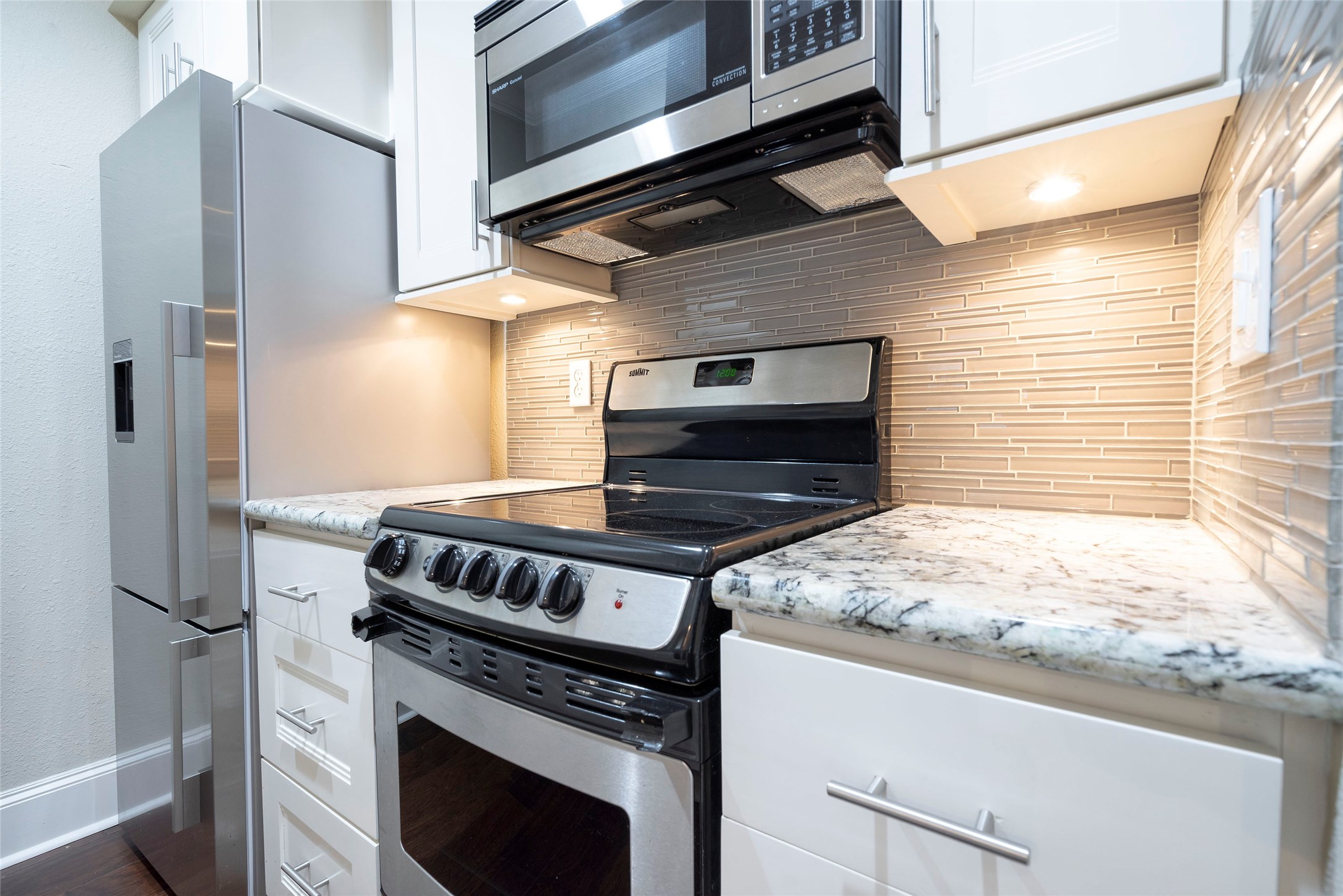 3402 Garrott Street, Unit 16 Houston, TX 77006 - Photo 38 of 47 a kitchen with a stove and a microwave