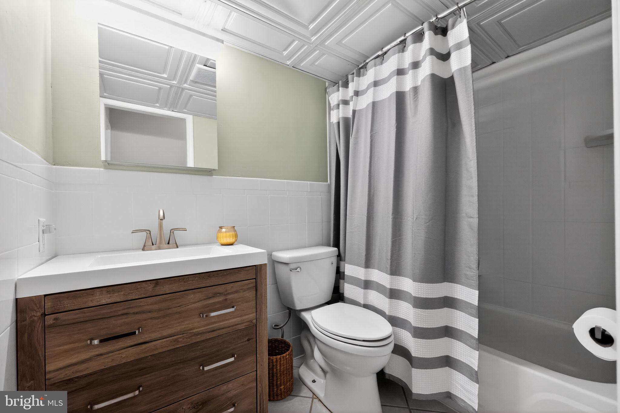 400 Glendale Road, Unit F35 Havertown, PA 19083 - Photo 25 of 36 a bathroom with a sink a toilet and shower curtain