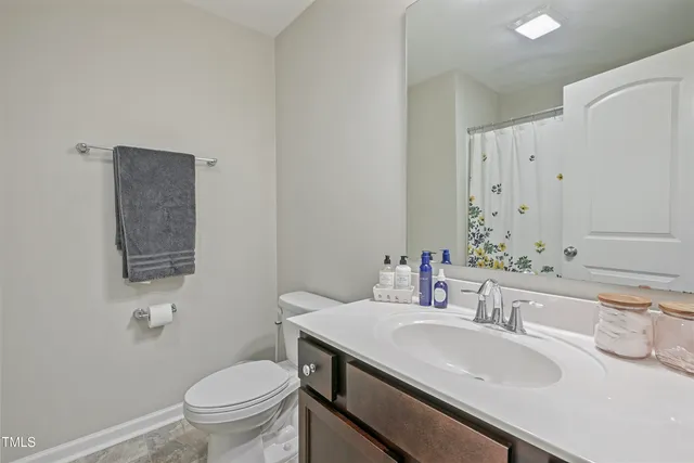 a view of entryway with washer and dryer