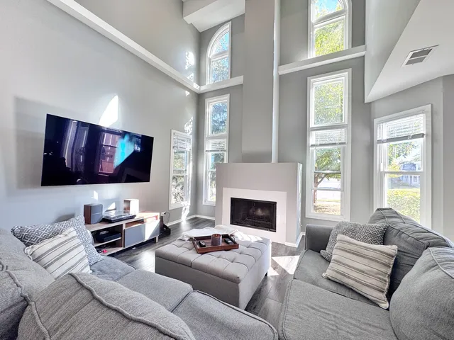 $365,000 | 730 Hamilton Court, Schaumburg, IL 60107