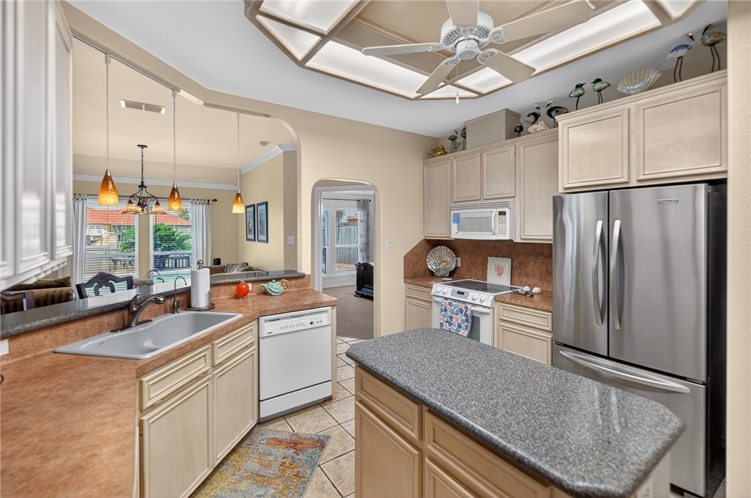 15969 Punta Espada Loop Corpus Christi, TX 78418 - Photo 12 of 40 Kitchen