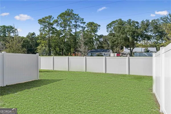 a view of a backyard