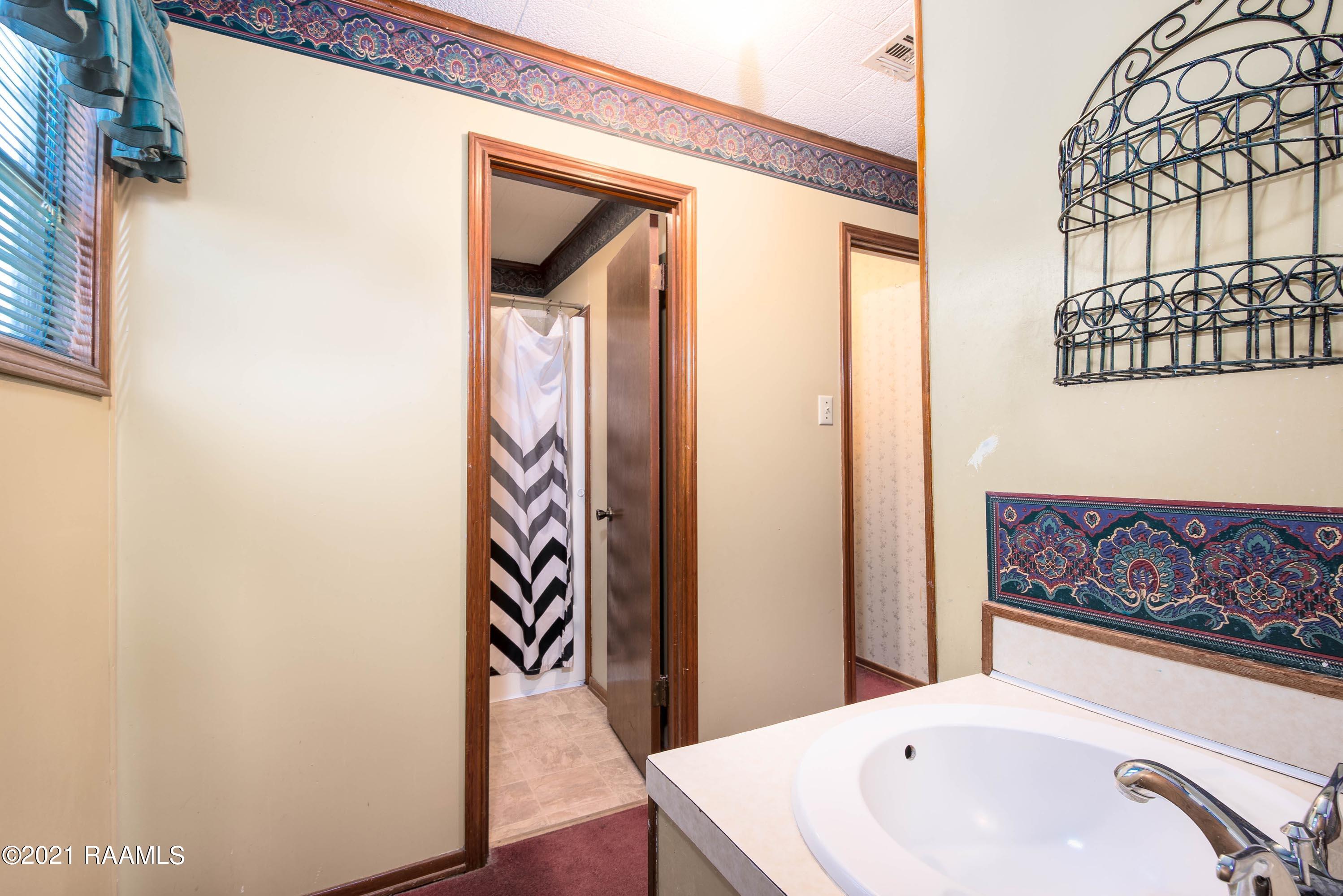 5512 Smith Road New Iberia, LA 70560 - Photo 13 of 14 13_Master Bathroom-1