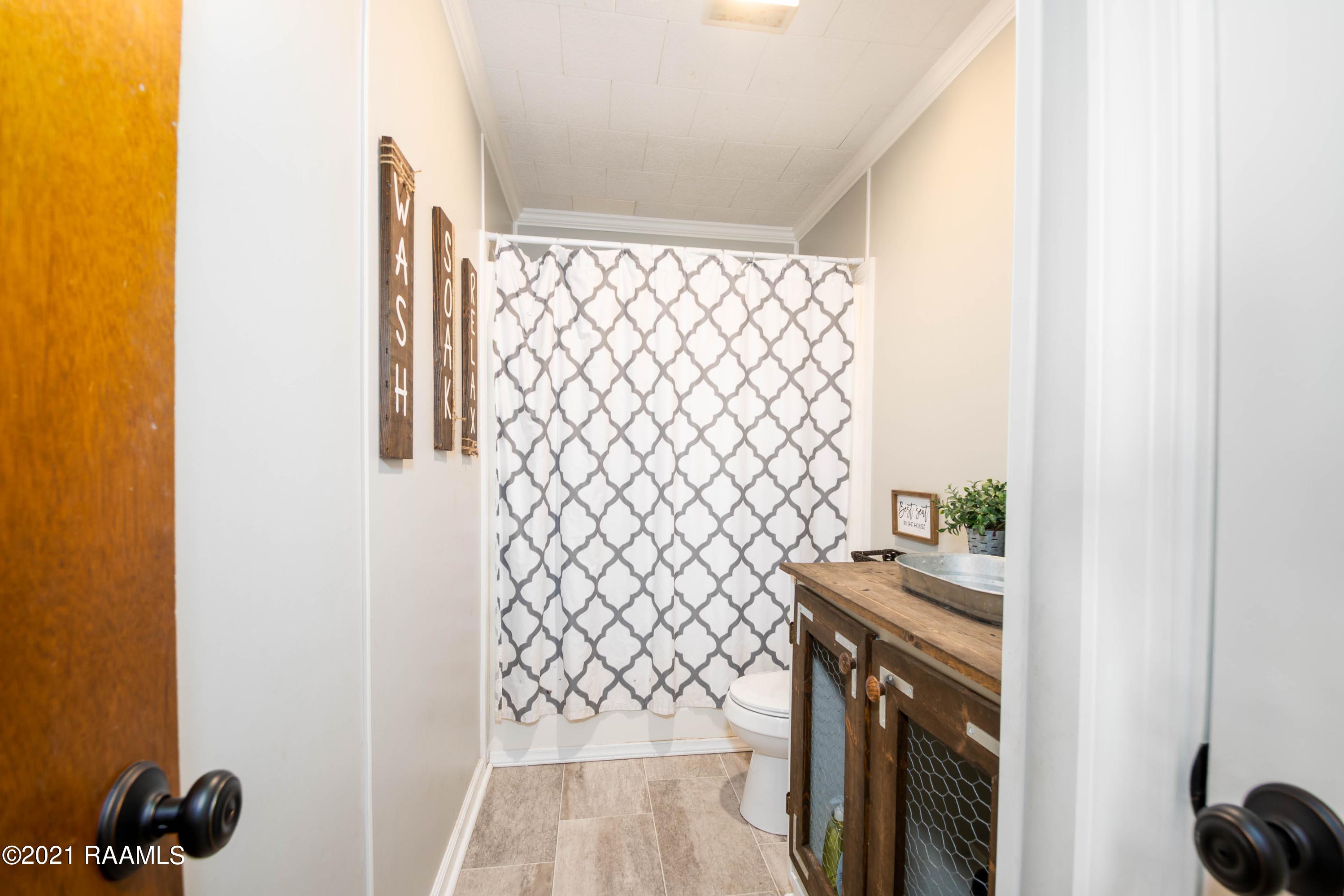5512 Smith Road New Iberia, LA 70560 - Photo 9 of 14 8_Bathroom-1
