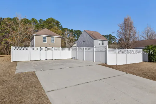 $2,800 | 225 University Parkway, Bluffton, SC 29909