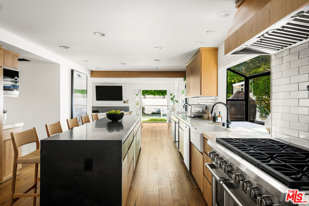 2572 Hutton Drive Beverly Hills, CA 90210 - Photo 11 of 40