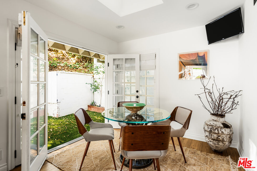 2572 Hutton Drive Beverly Hills, CA 90210 - Photo 13 of 40