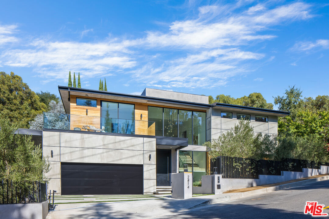 2814 Roscomare Road Los Angeles, CA 90077 - Photo 2 of 35 a front view of house with yard
