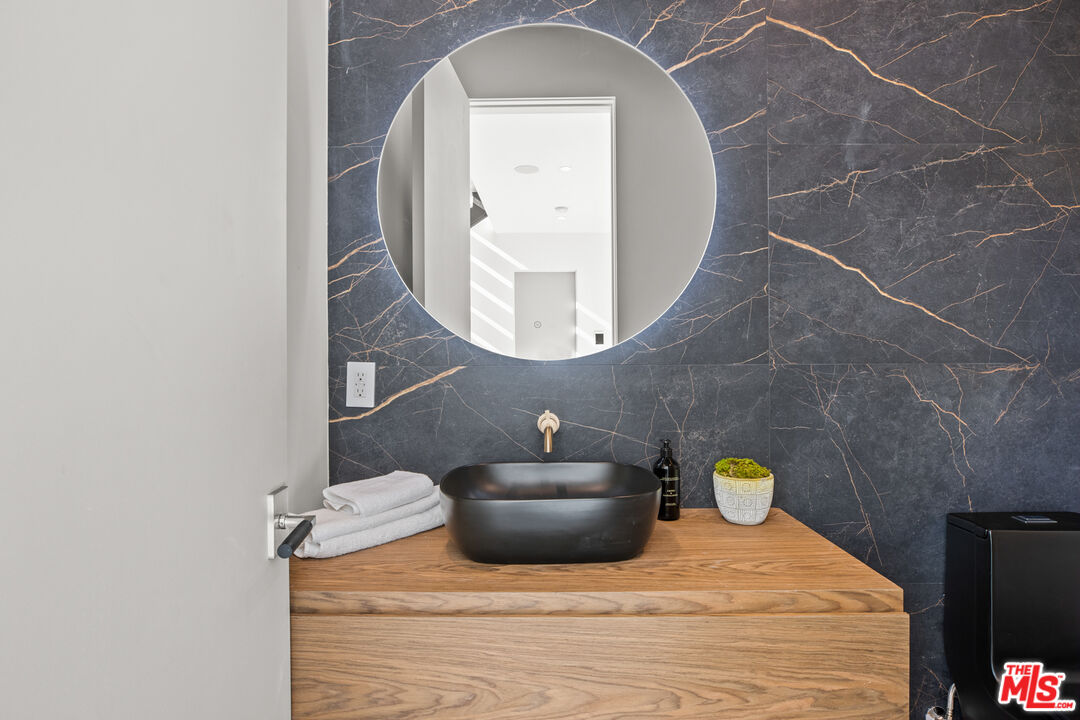 2814 Roscomare Road Los Angeles, CA 90077 - Photo 15 of 35 a bathroom with a sink and a mirror