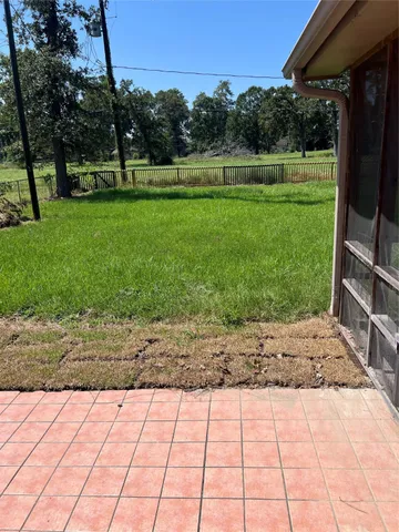 a view of a back yard