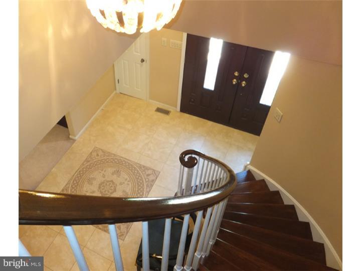 165 Spring Flower Court Huntingdon Valley, PA 19006 - Photo 4 of 24 Foyer
