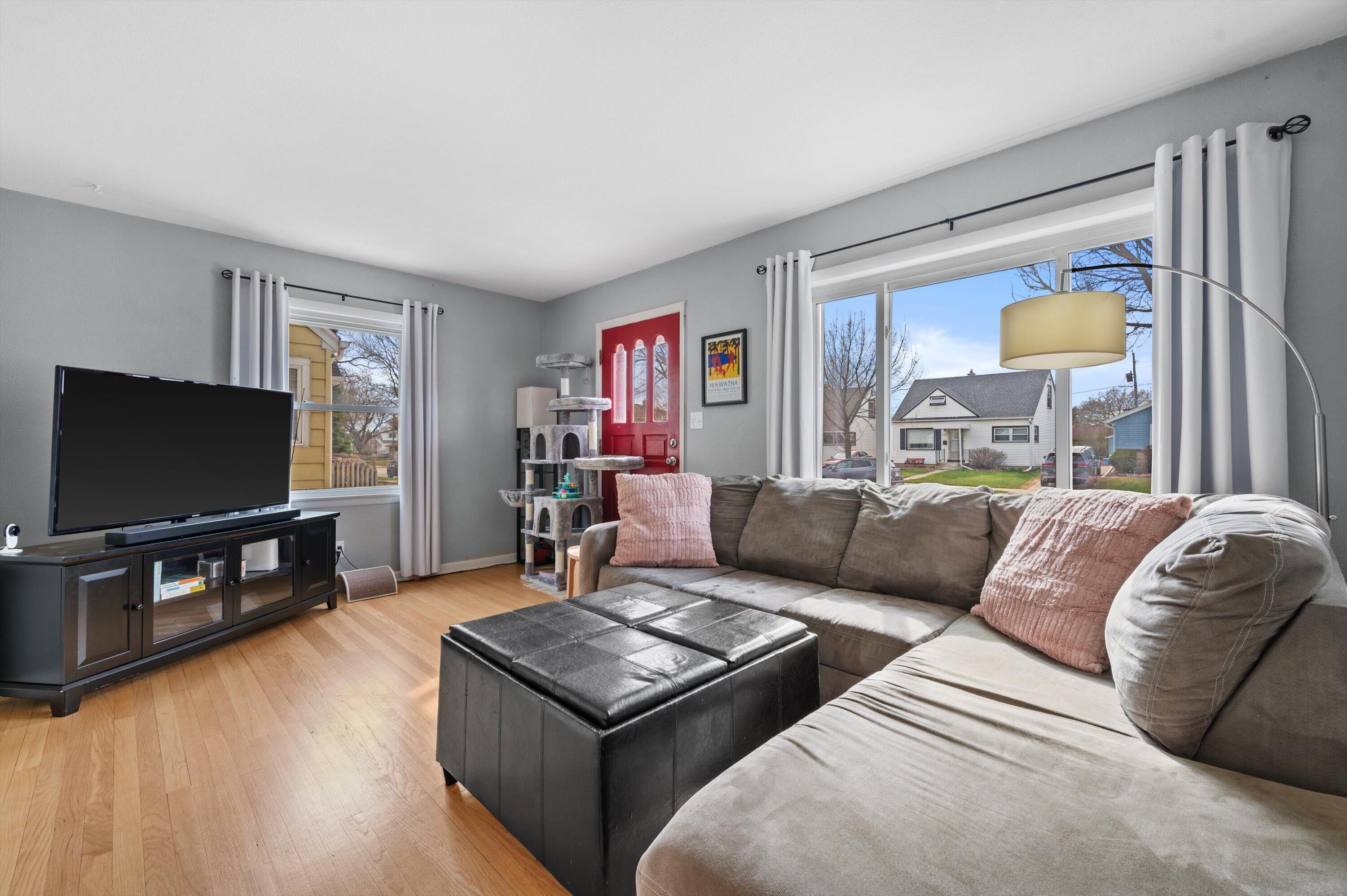 2744 South 71st Street Milwaukee, WI 53219 - Photo 9 of 23 Living Room