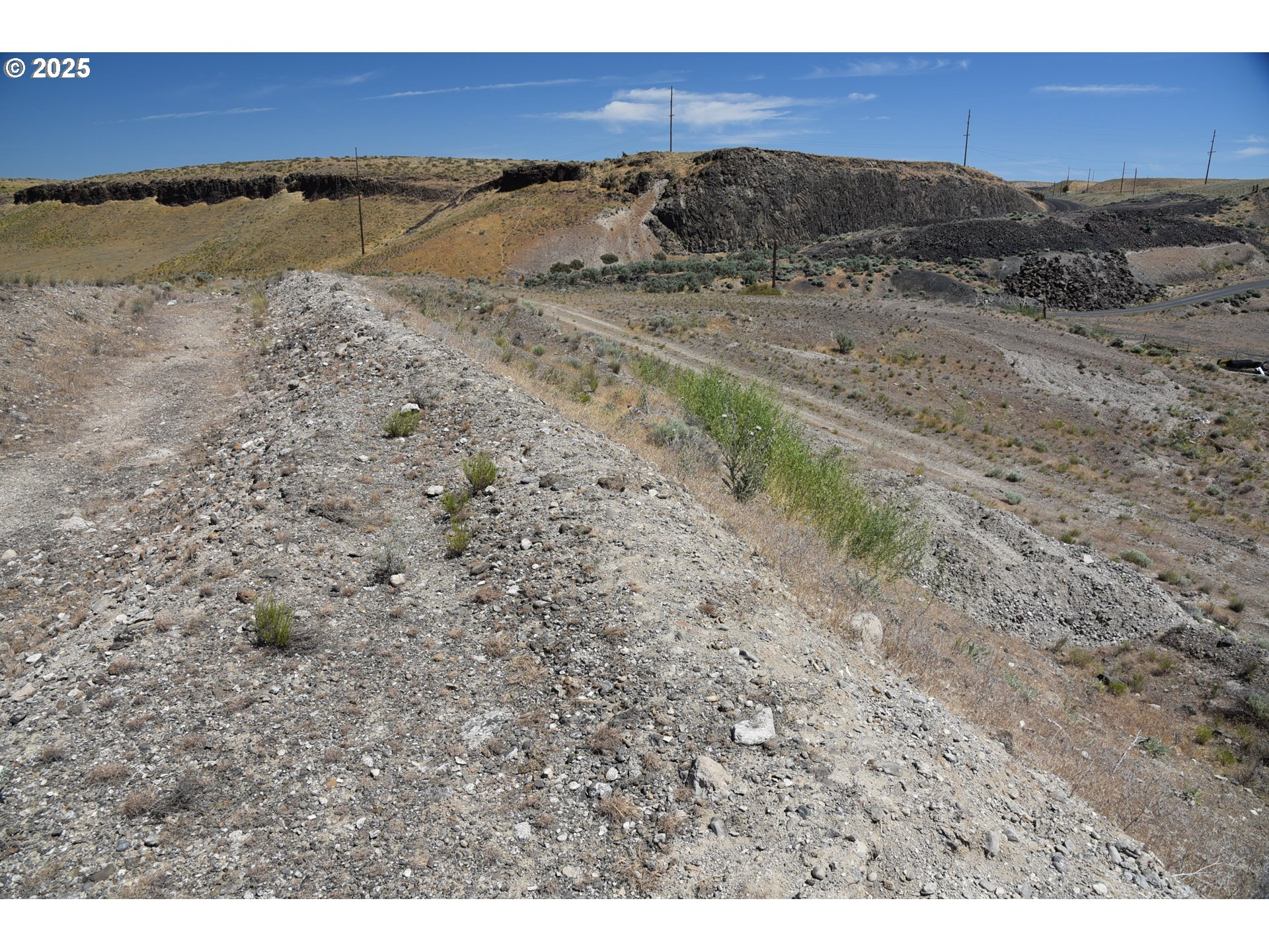 74207 Rhea Road Arlington, OR 97812 - Photo 6 of 18 a view of a dry yard with wooden fence