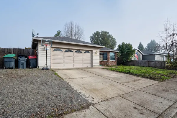 $410,000 | 1860 Cottonwood Drive, Central Point, OR 97502