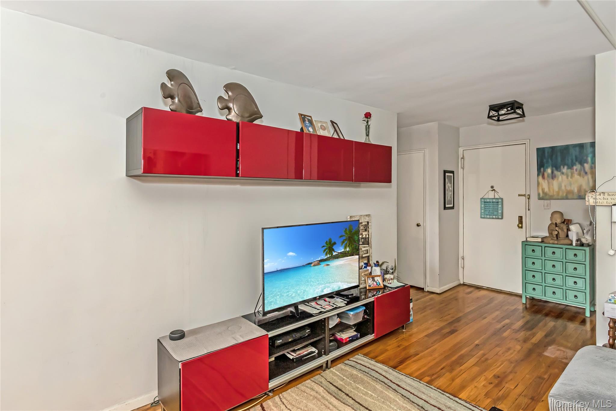 250 West Merrick Road, Unit 2L Freeport, NY 11520 - Photo 5 of 17 a living room with furniture
