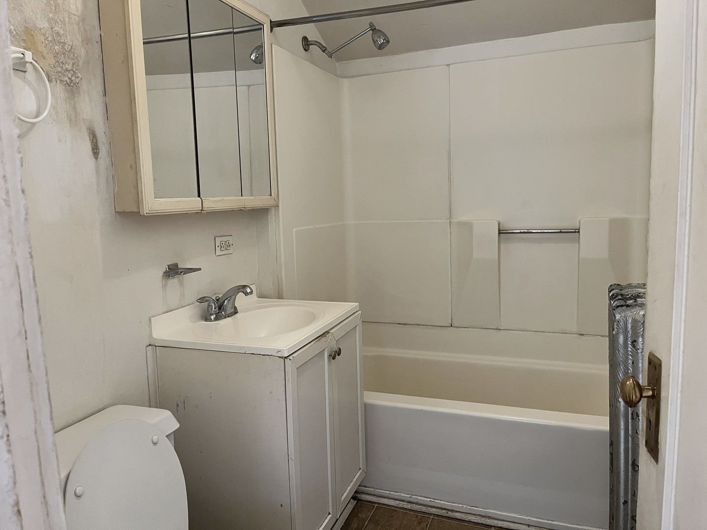 518 Hamilton Street Evanston, IL 60202 - Photo 13 of 15 a bathroom with a sink a toilet and shower