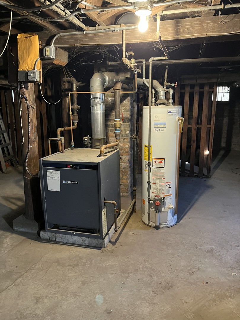 518 Hamilton Street Evanston, IL 60202 - Photo 14 of 15 a view of a room with gym equipment