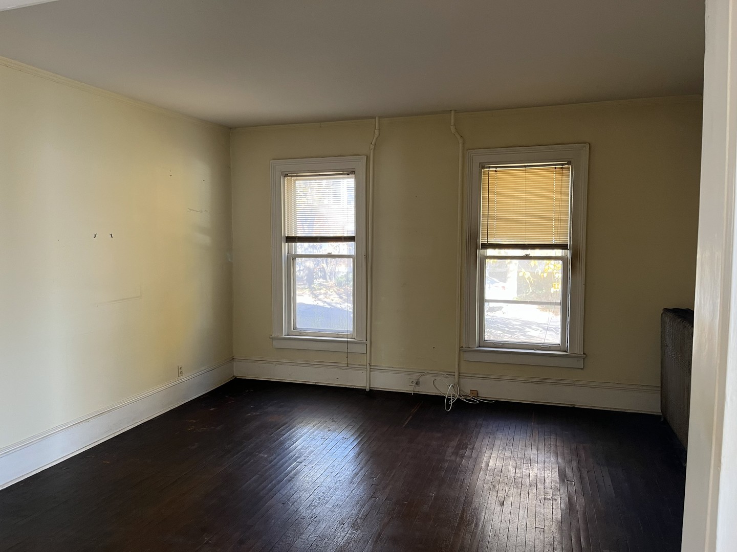 518 Hamilton Street Evanston, IL 60202 - Photo 2 of 15 an empty room with wooden floor and windows