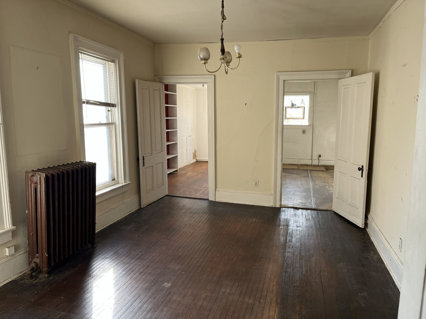 518 Hamilton Street Evanston, IL 60202 - Photo 3 of 15 an empty room with wooden floor and windows