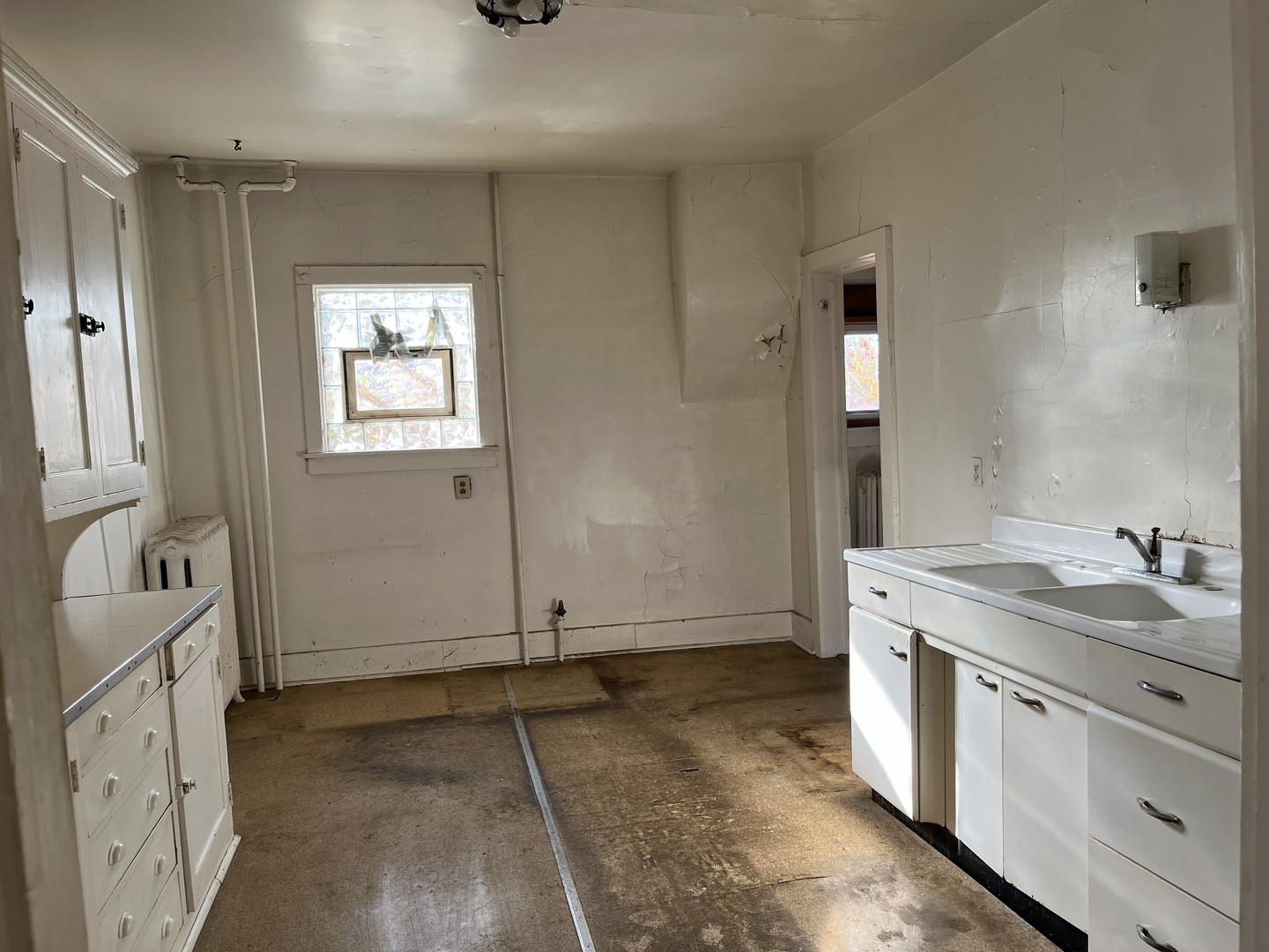 518 Hamilton Street Evanston, IL 60202 - Photo 4 of 15 a bathroom with a sink and a mirror