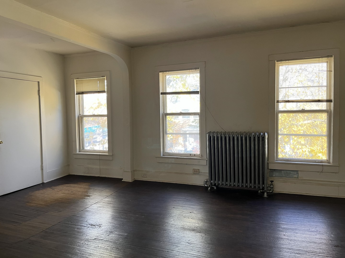 518 Hamilton Street Evanston, IL 60202 - Photo 10 of 15 an empty room with wooden floor and windows
