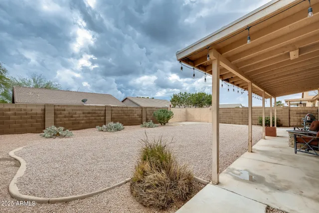 a view of a house with backyard