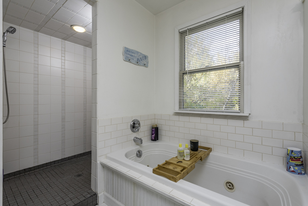 3482 Ellis Avenue Gurnee, IL 60031 - Photo 27 of 46 a bathroom with a tub sink and mirror
