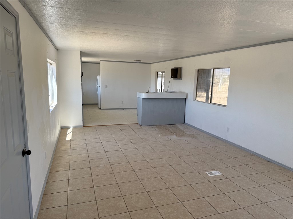 5232 Cove Road Golden Valley, AZ 86413 - Photo 7 of 28 Living Room