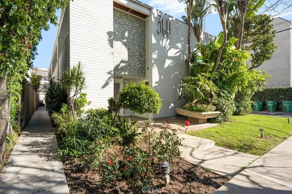 a view of a back yard