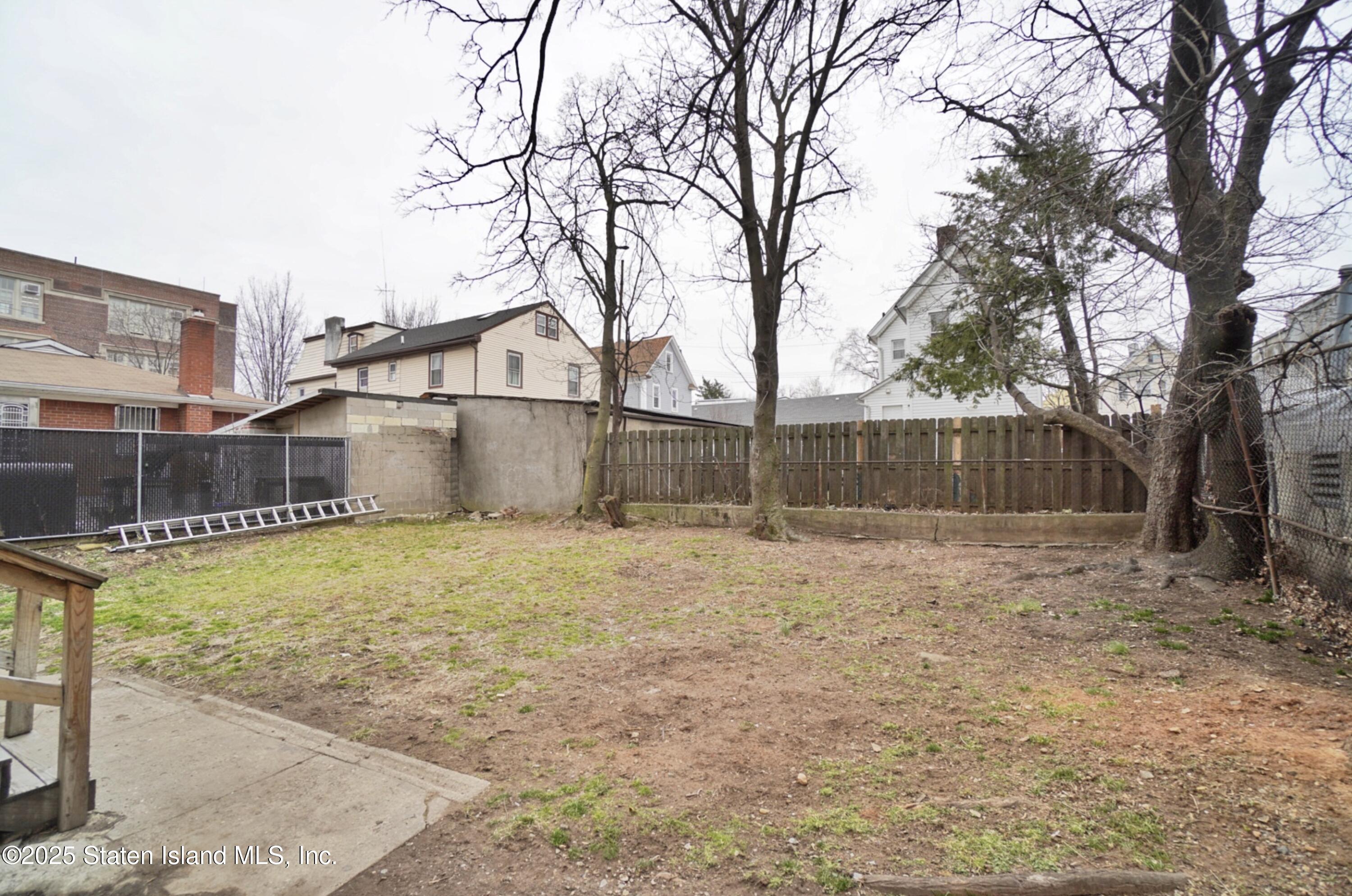 90 Vreeland Street Staten Island, NY 10302 - Photo 12 of 25 a backyard of a house