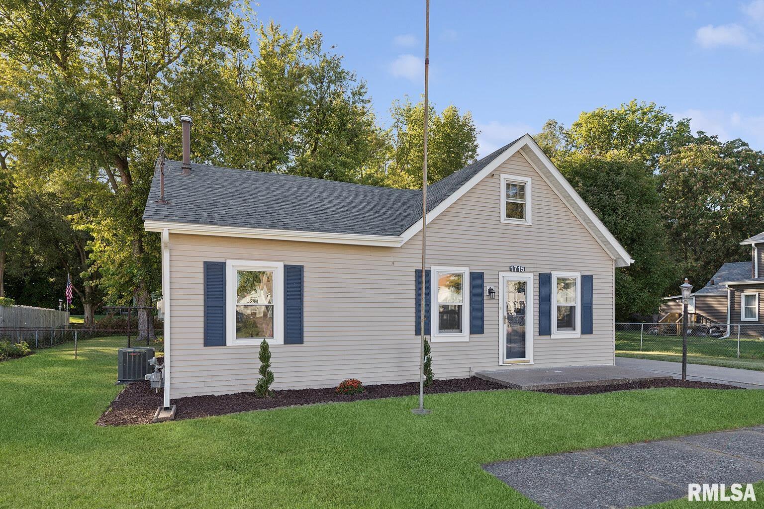 1715 2nd Street Moline, IL 61265 - Photo 3 of 30