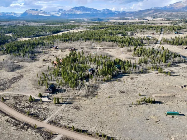 a view of a yard with a lake