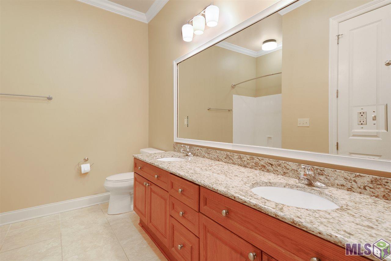 3390 Nicholson Drive, Unit C 207 Baton Rouge, LA 70802 - Photo 5 of 10 Master Bath