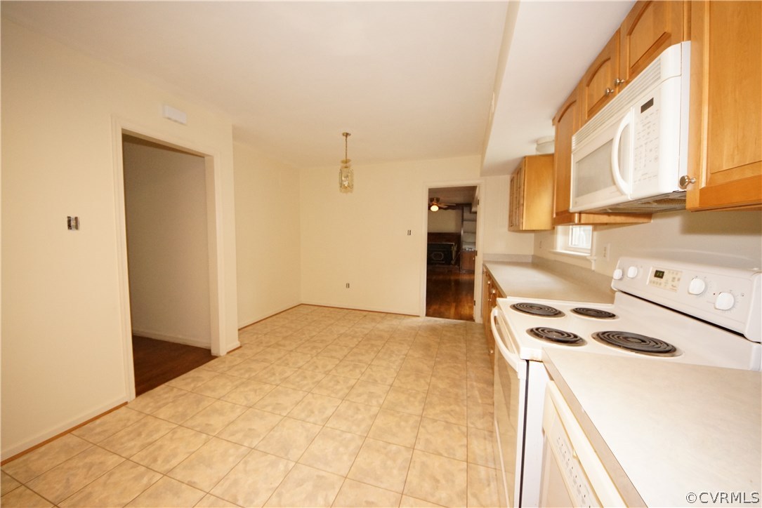 10407 Warren Road Glen Allen, VA 23060 - Photo 8 of 25 Large eat-in kitchen