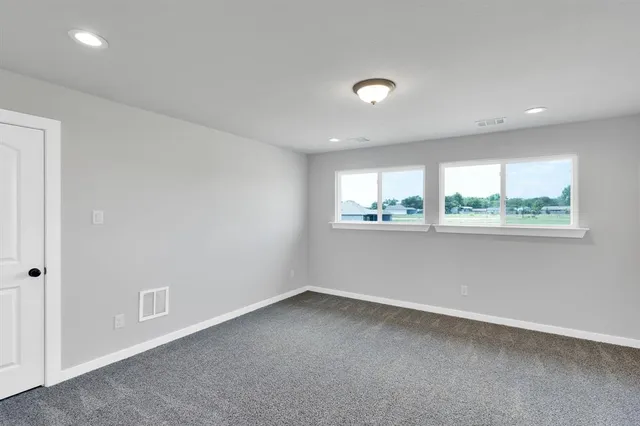 a view of empty room with a ceiling fan