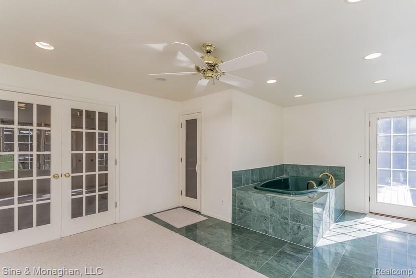 21 Hawthorne Road Grosse Pointe, MI 48236 - Photo 47 of 80 045-Soaking_Tub-2094179-small.jpg