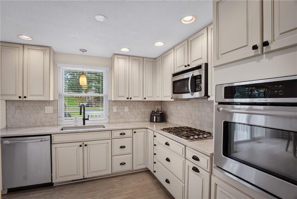 528 Hunters Path Road Bridgeville, PA 15017 - Photo 12 of 41 Gallery Image 12