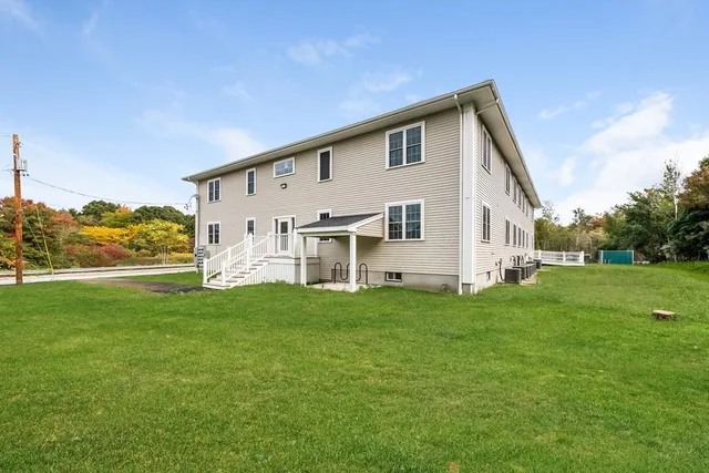 a view of a house with backyard
